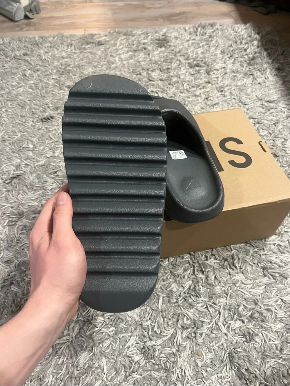 Yeezy slide size 10 granite - Picture 3 of 10